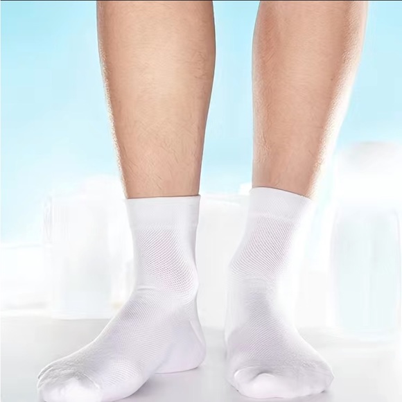 FREE NWT - Men’s 1Pair Solid White Breathable Athletic Socks (White / One Size) - Picture 2 of 5